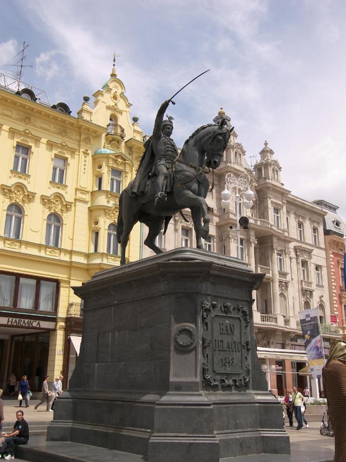 Studio Apartment With A View Of Ban Jelacic Square Zagreb Room photo